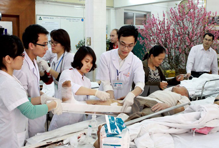 Nhân viên y tế cấp cứu bệnh nhân bị tai nạn giao thông tại Bệnh viện Hữu nghị Việt Đức trong ngày Tết Nguyên đán Ất Mùi 2015.